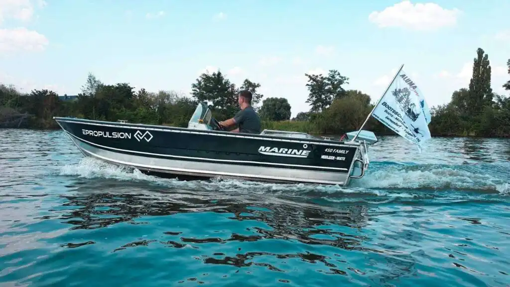 ePropulsion aluminium boat with a ePropulsion Navy outboard motor